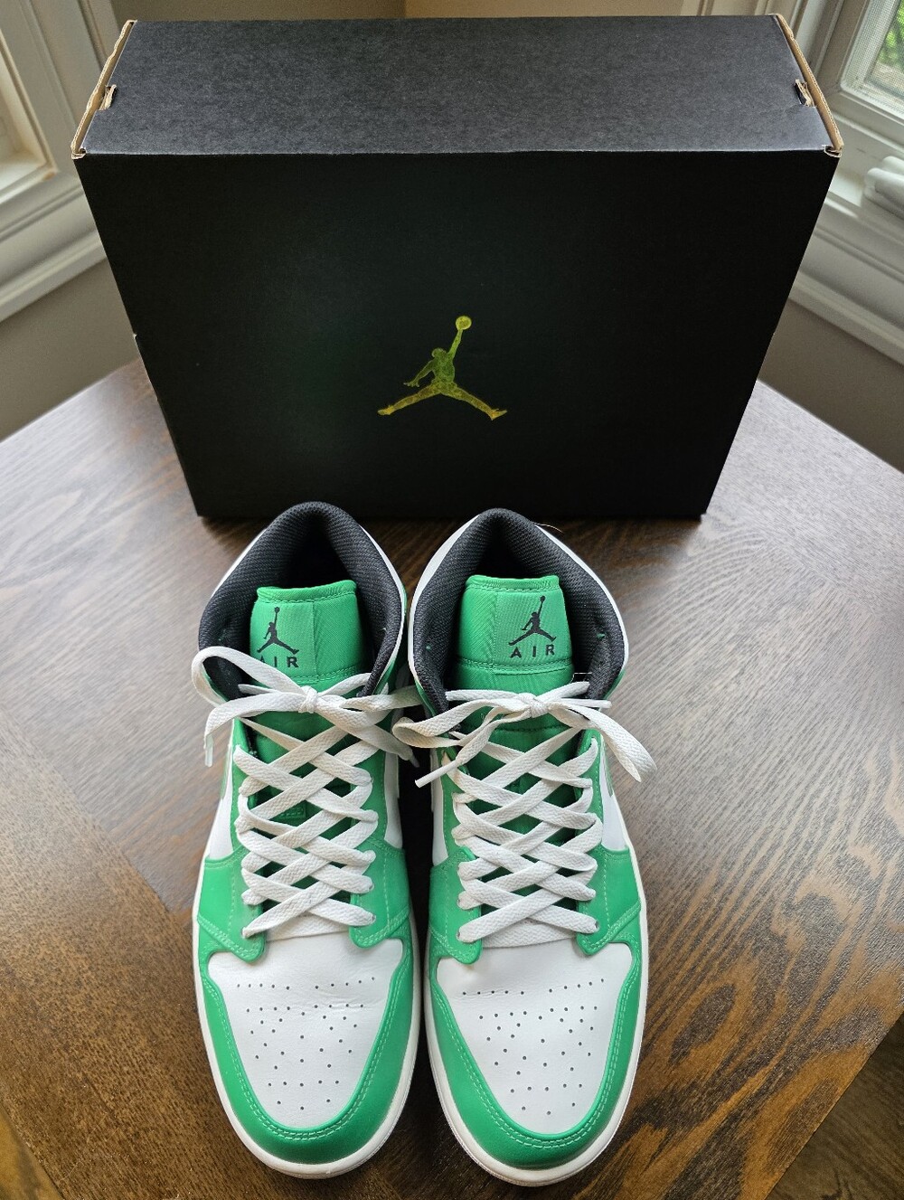 Nike Air Jordan 1 Mid 'Lucky Green' Spring 2023 - Picture 1 of 10